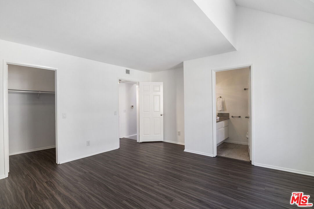 8958 Burnet Ave Unit: C4