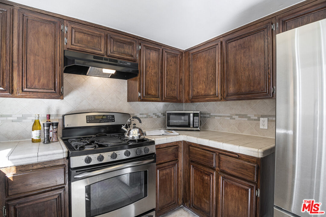 8958 Burnet Ave Unit: C4