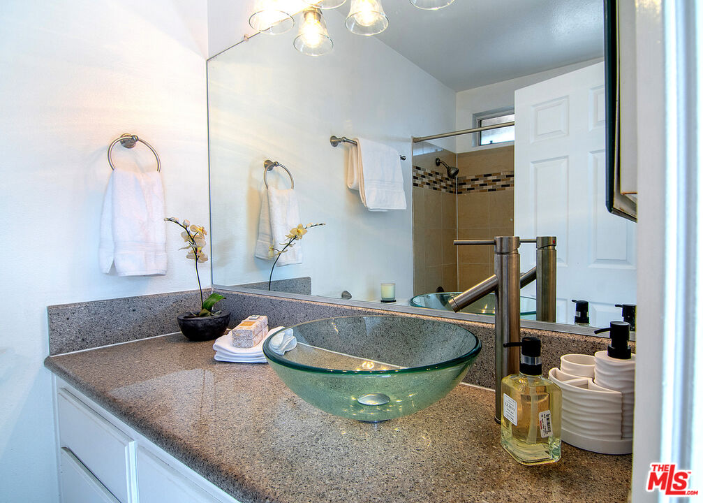 8958 Burnet Ave Unit: C4