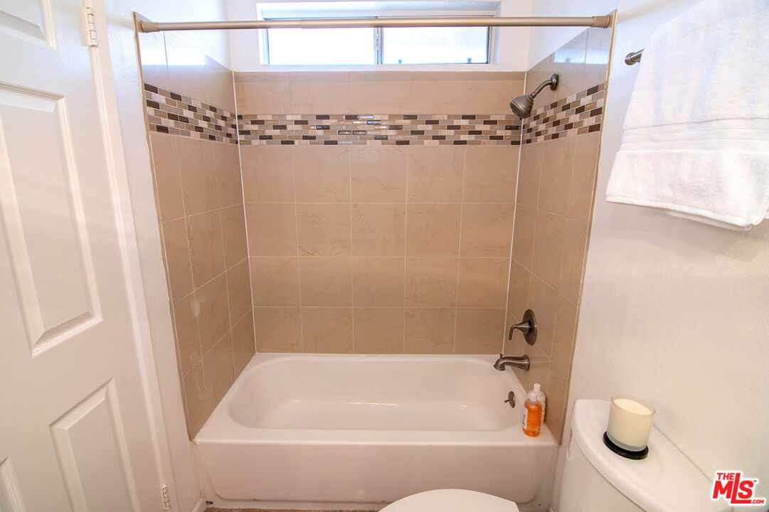 8958 Burnet Ave Unit: C4