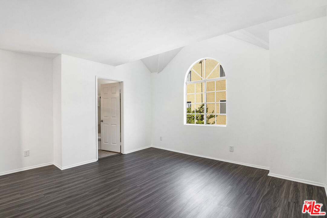 8958 Burnet Ave Unit: C4