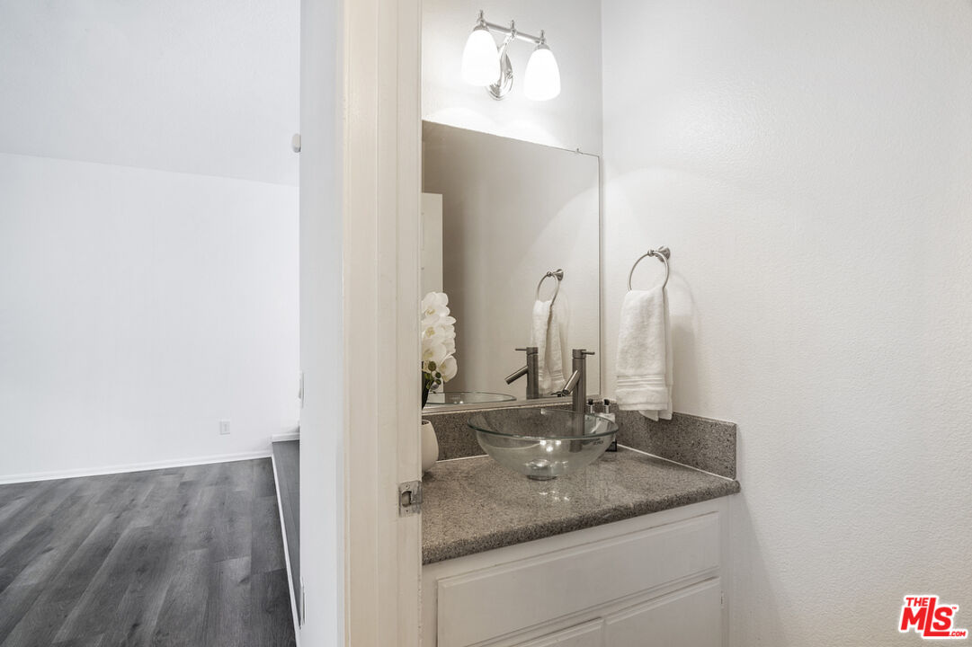 8958 Burnet Ave Unit: C4