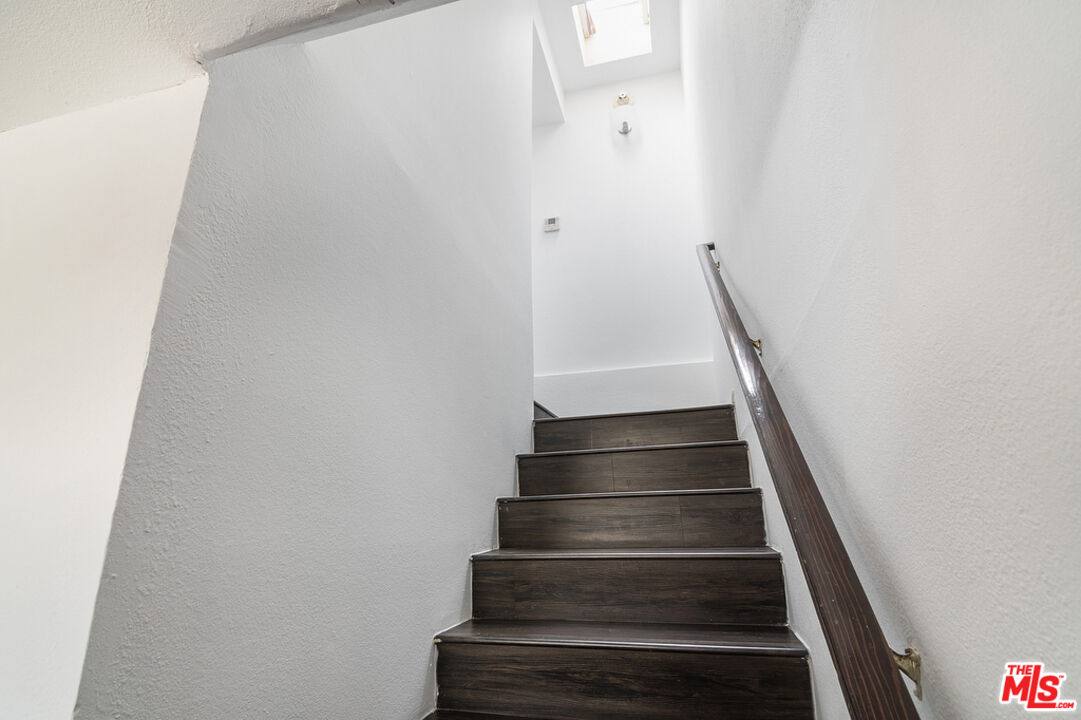 8958 Burnet Ave Unit: C4