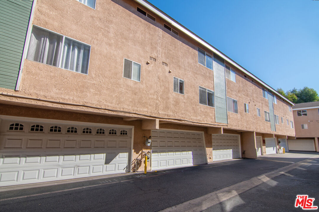 8958 Burnet Ave Unit: C4