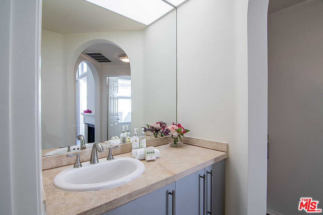 620 S Gramercy Pl Unit: 439
