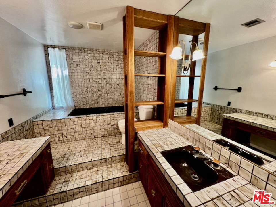 1011 El Segundo Dr
