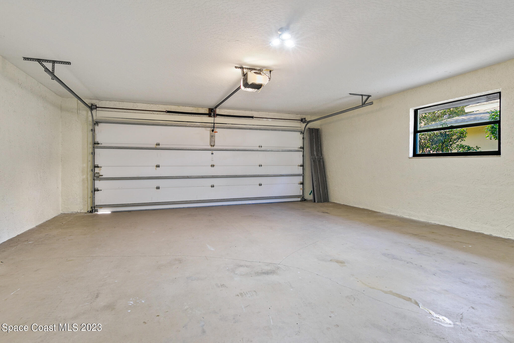 2100 Leeward Lane
