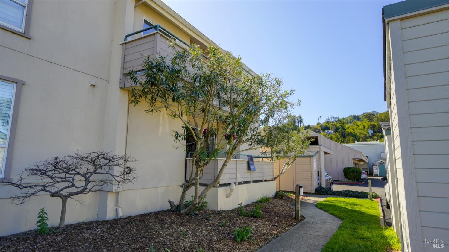 404 Larkspur Plaza Dr