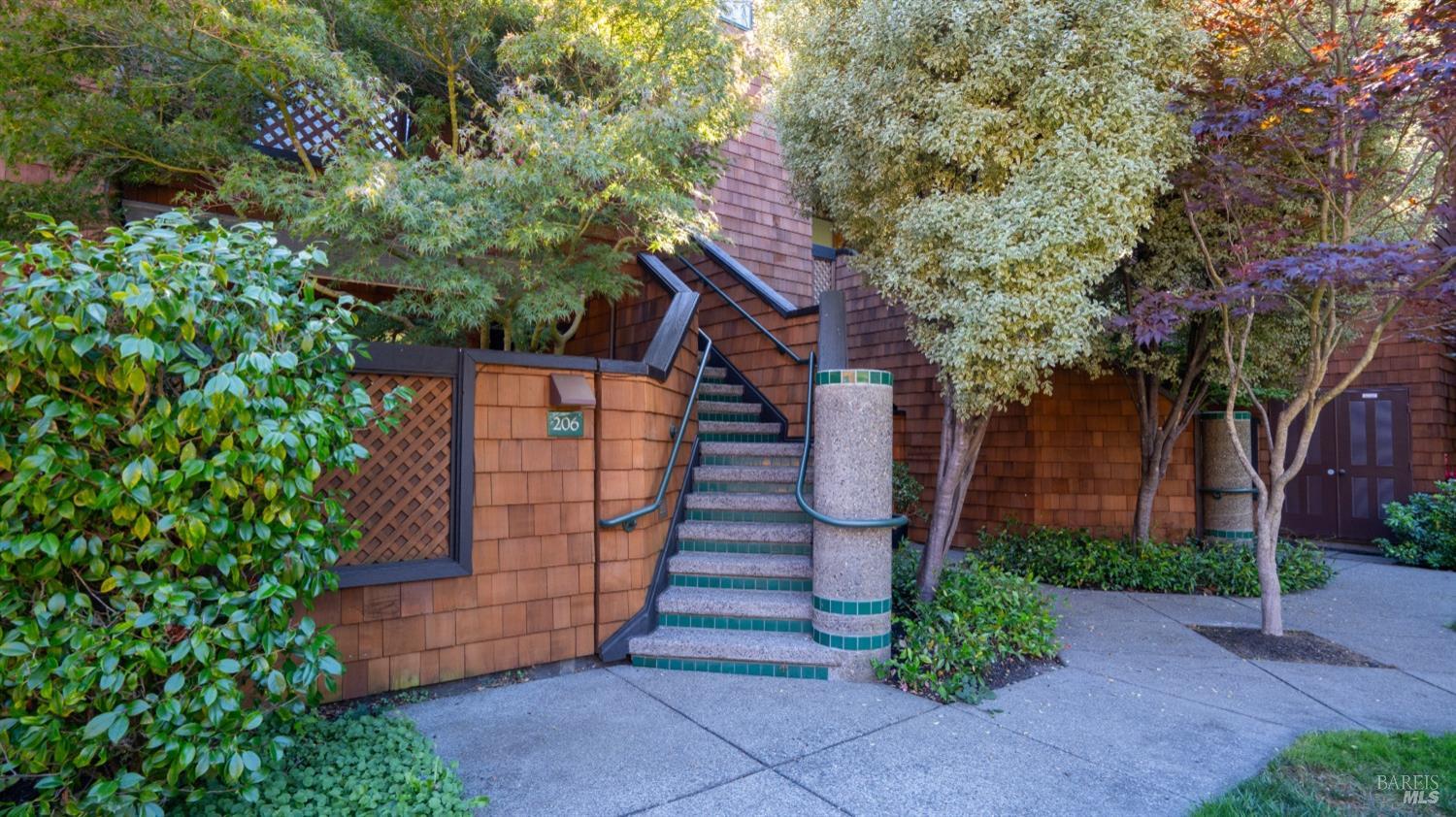 206 Paradise Dr