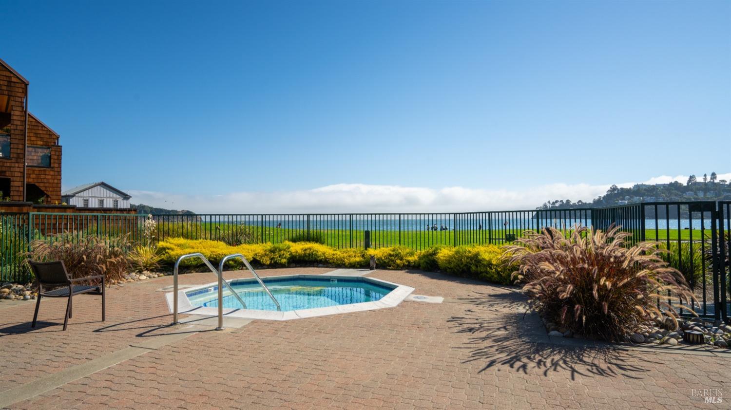 206 Paradise Dr