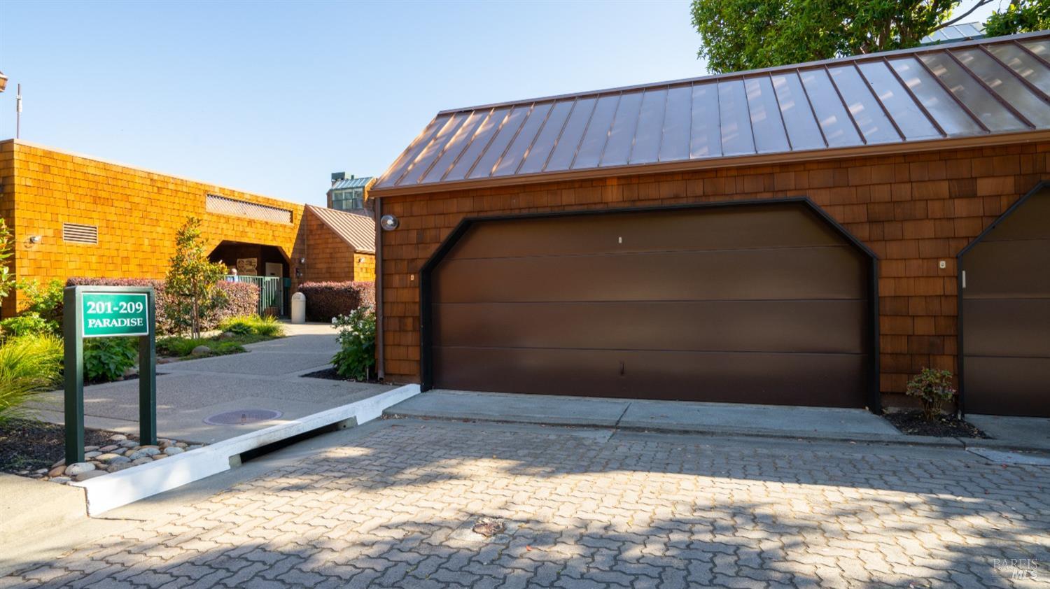 206 Paradise Dr