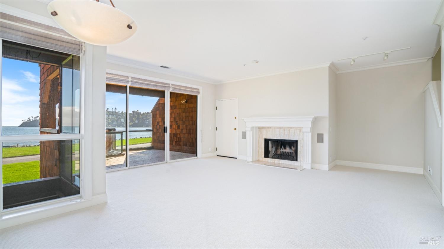 206 Paradise Dr