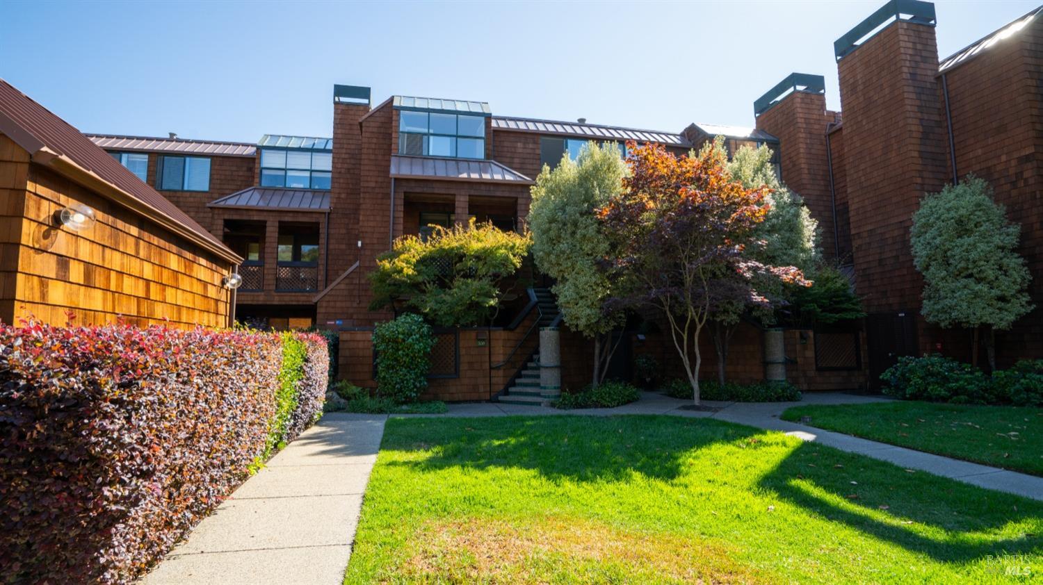 206 Paradise Dr