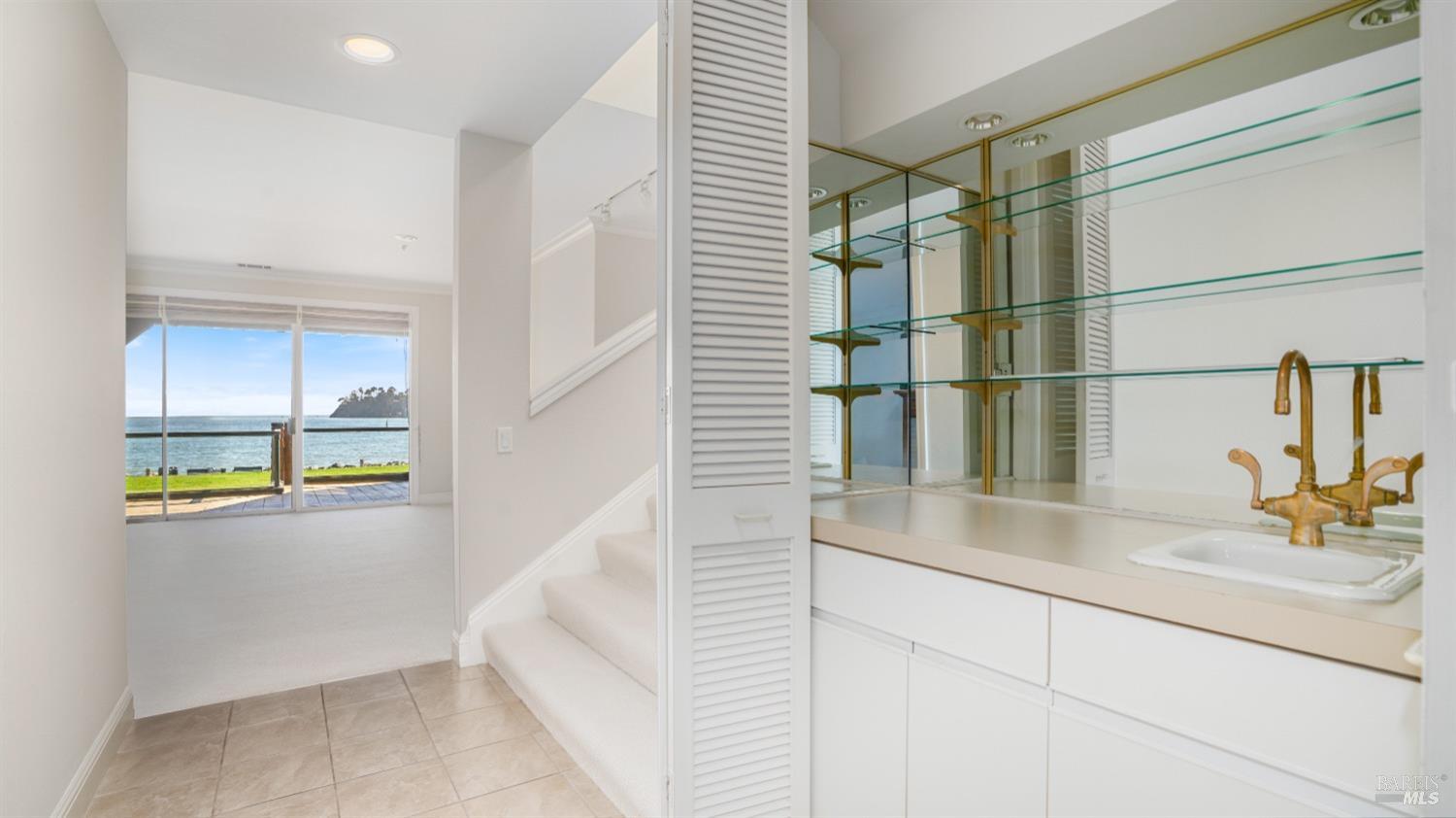206 Paradise Dr