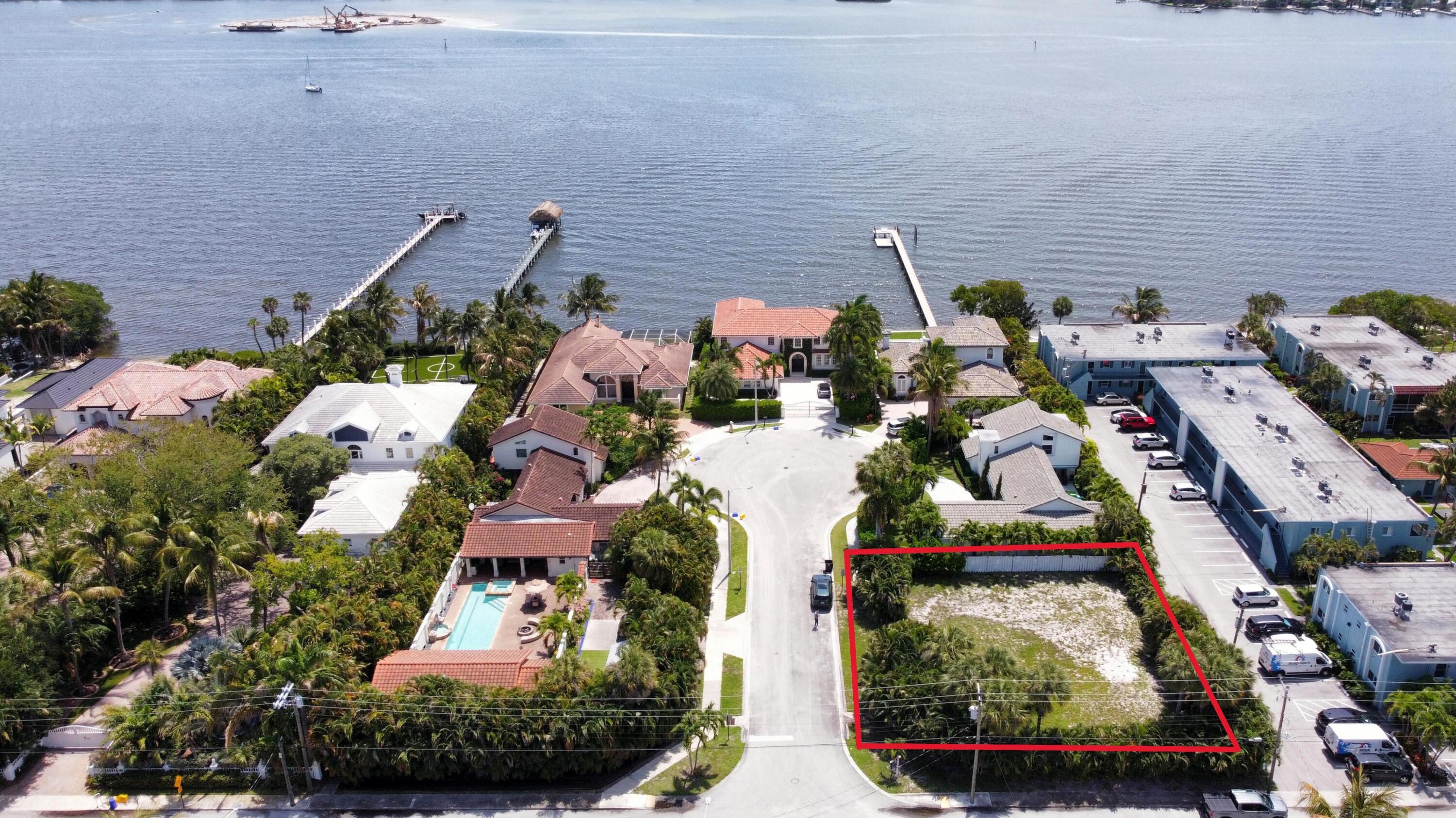7 Lakeside Palms Court