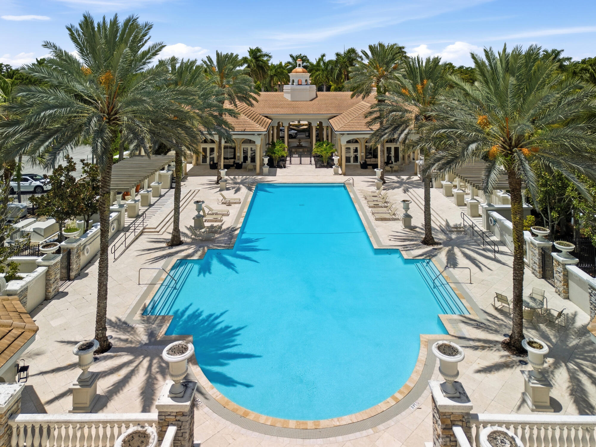 10594 Versailles Boulevard