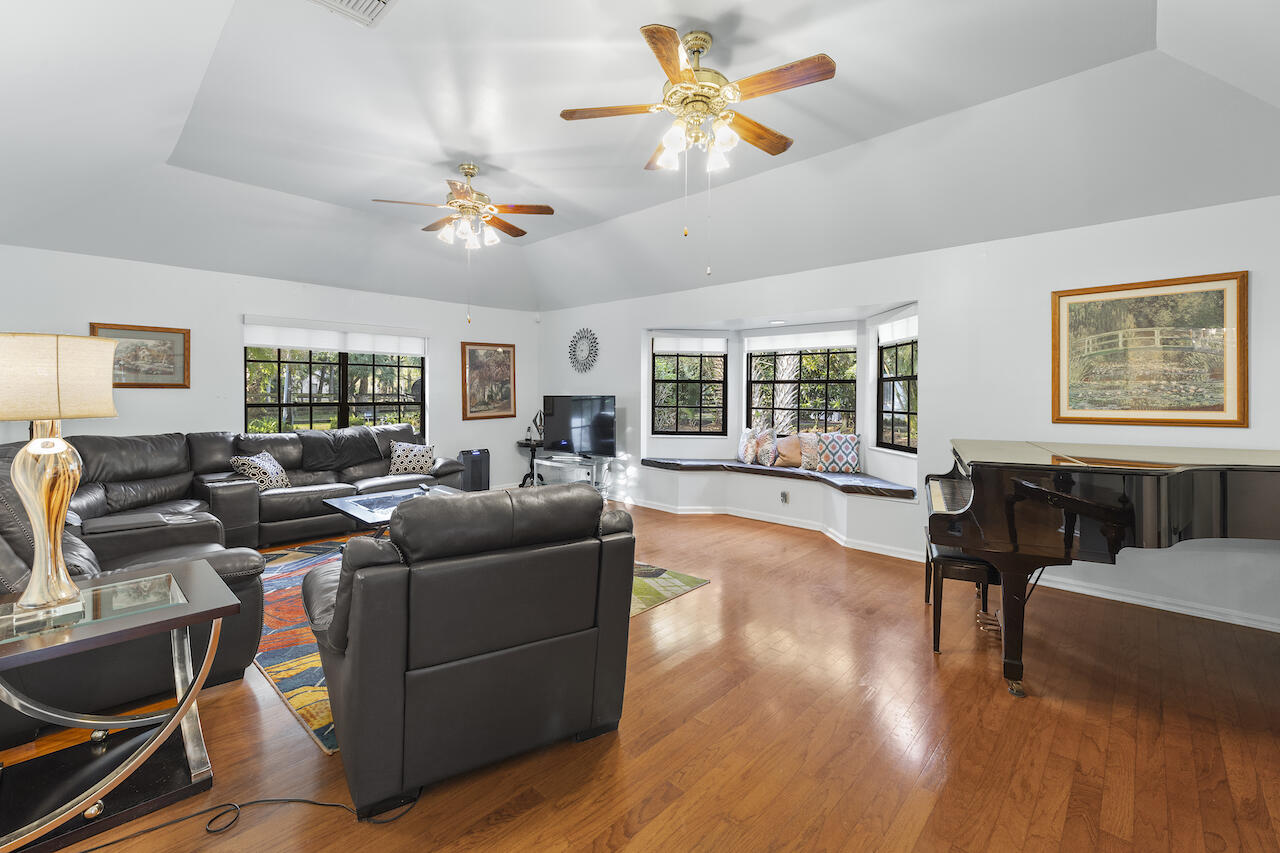 700 E Rambling Drive