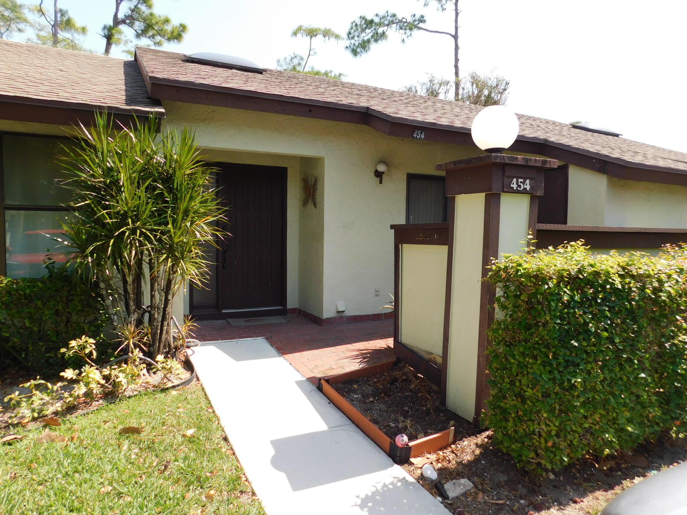 454 Knollwood Court