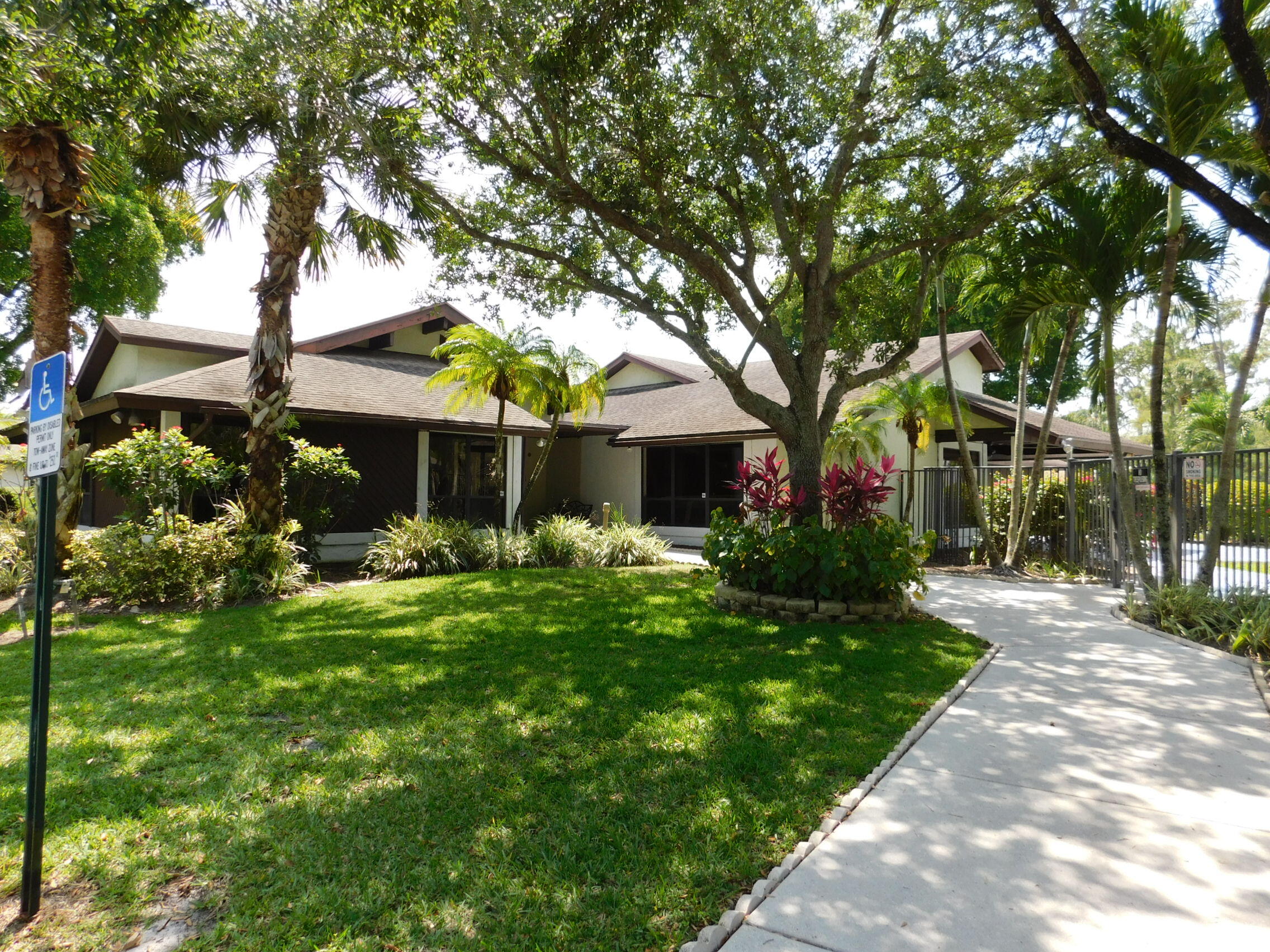 454 Knollwood Court
