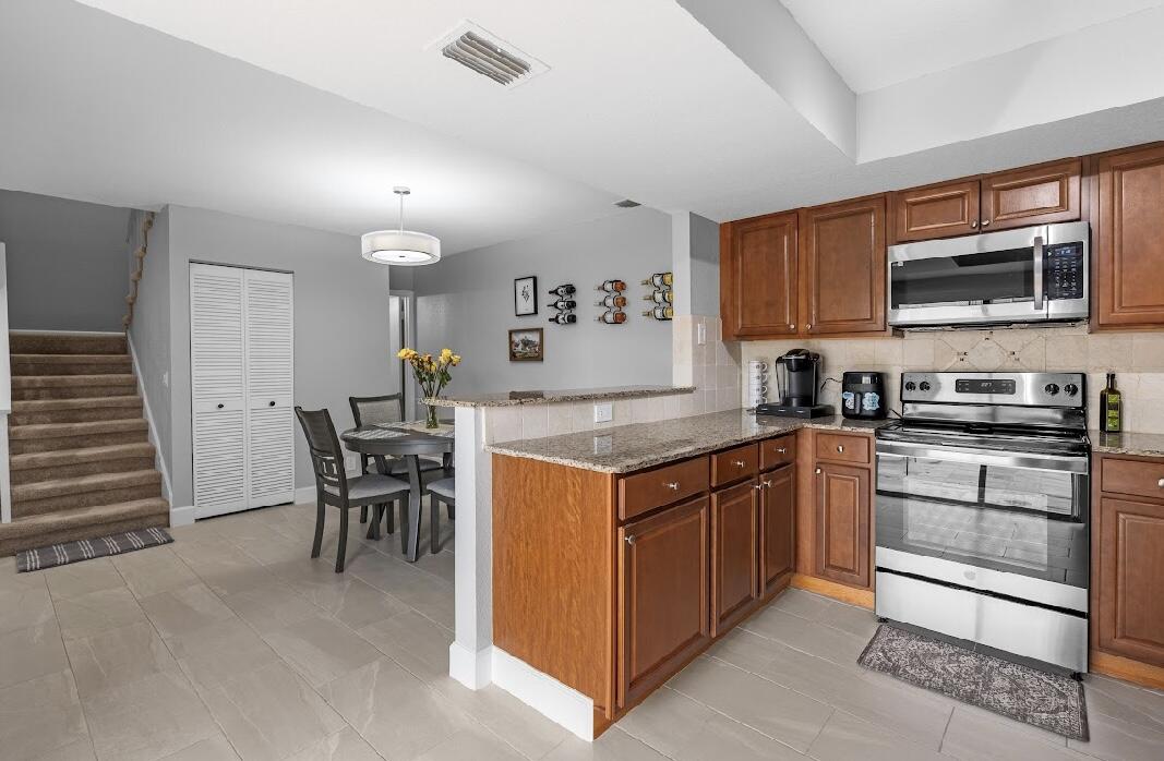1590 Shaker Cir Circle
