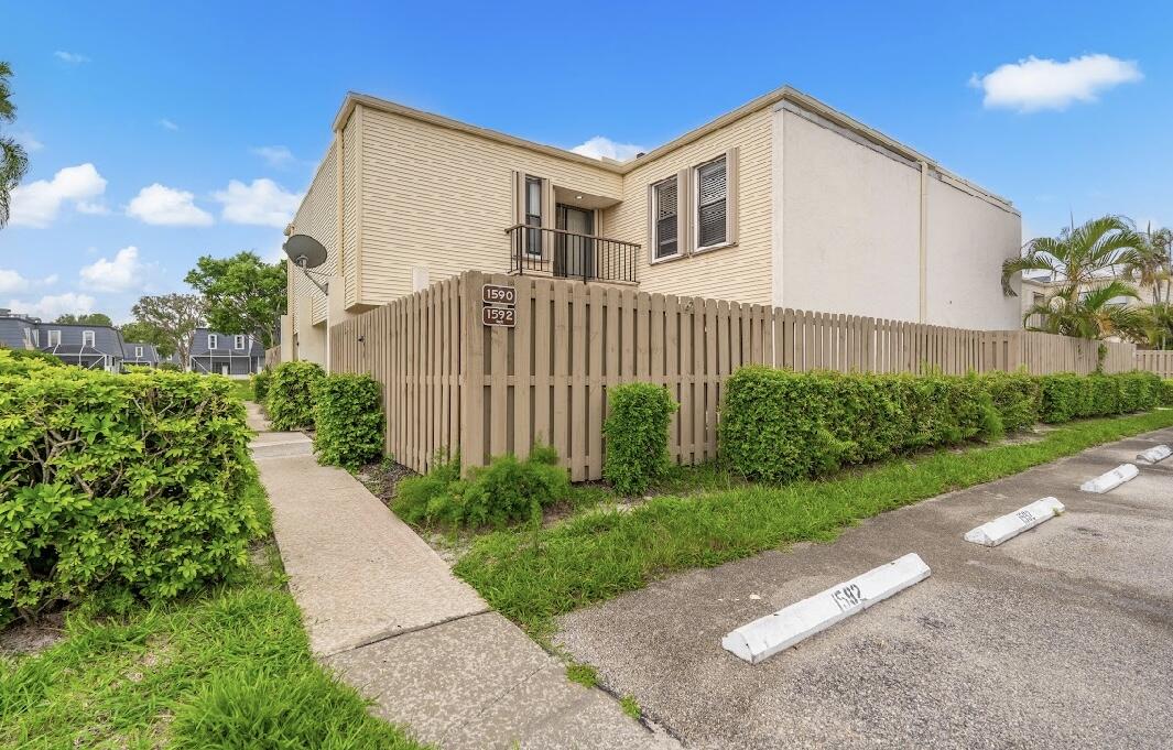 1590 Shaker Cir Circle