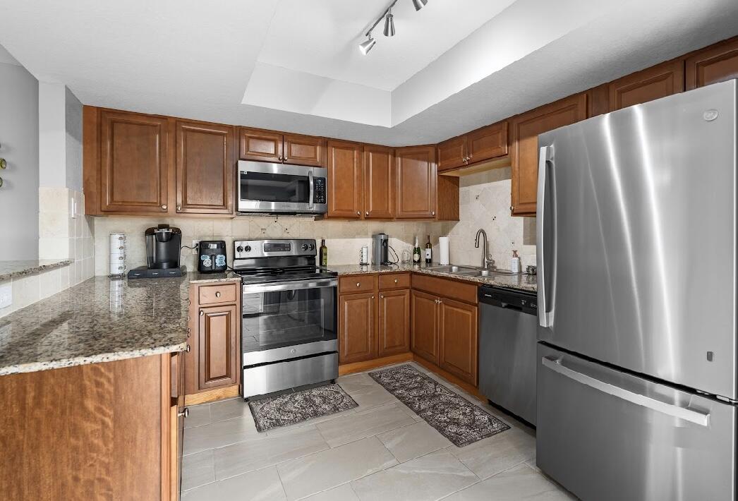 1590 Shaker Cir Circle