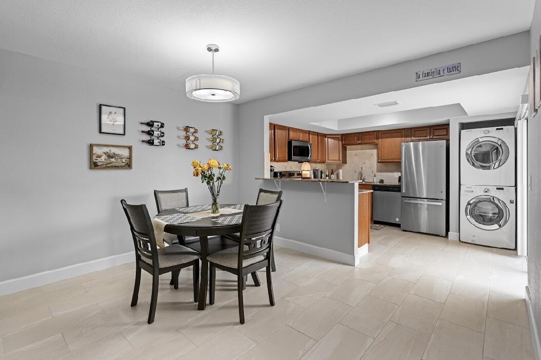 1590 Shaker Cir Circle