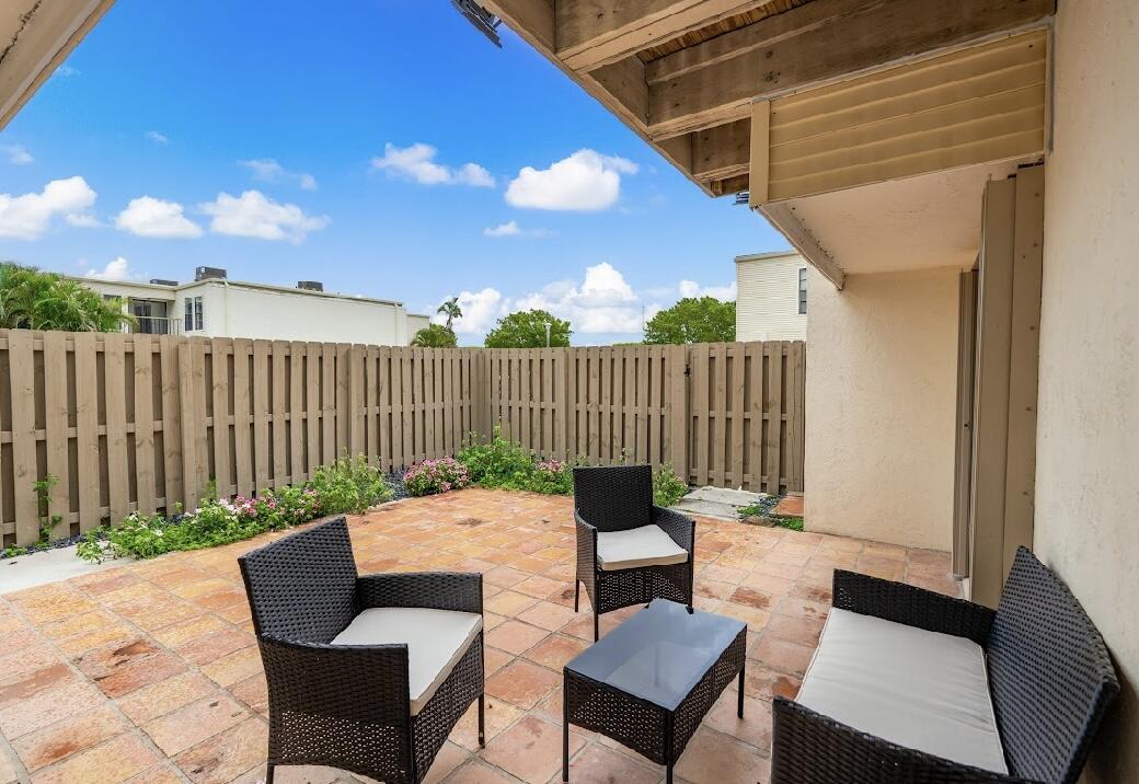 1590 Shaker Cir Circle