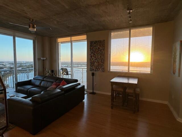 300 S Australian 1513 Avenue 1513