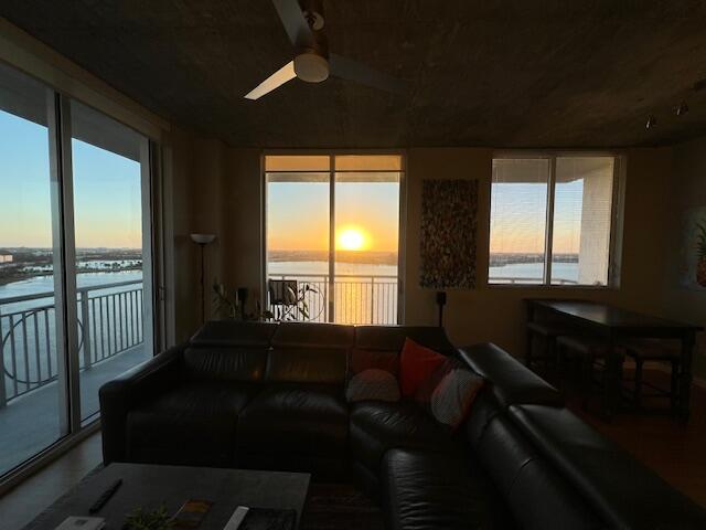 300 S Australian 1513 Avenue 1513