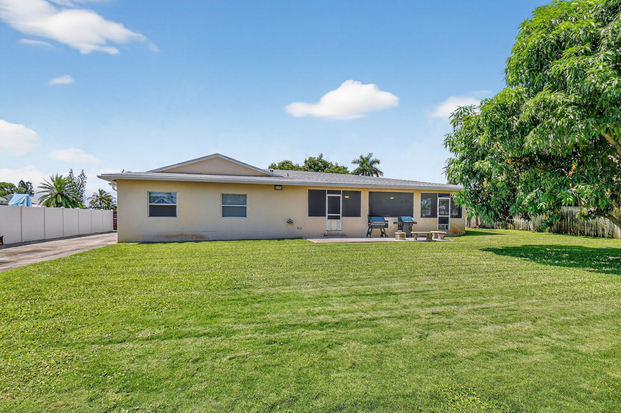 1216 NW 8th Court
