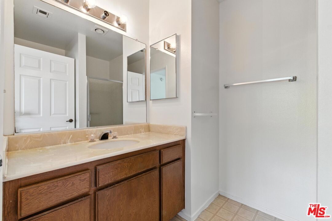 11127 La Maida St Unit: 14