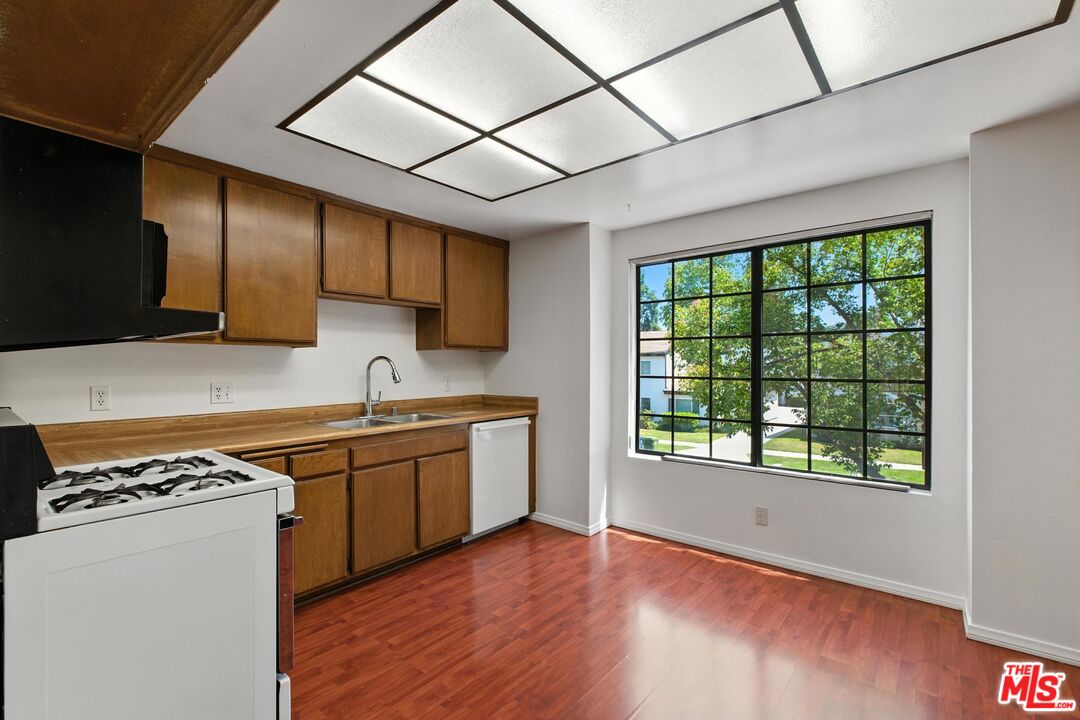 11127 La Maida St Unit: 14