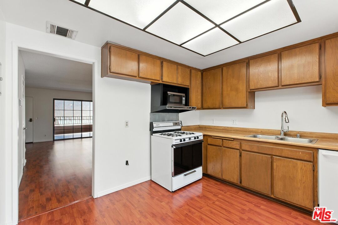 11127 La Maida St Unit: 14