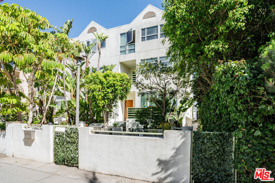 16 Voyage St