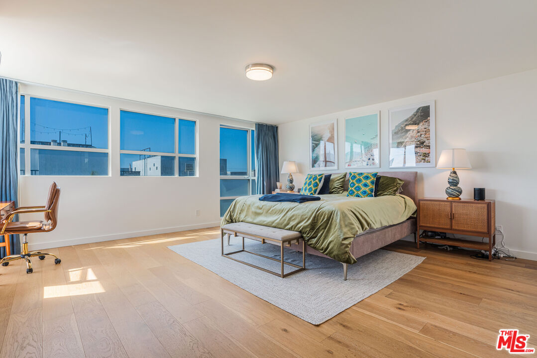 16 Voyage St