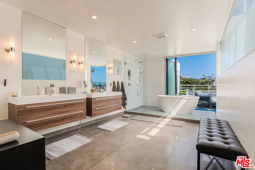 16 Voyage St
