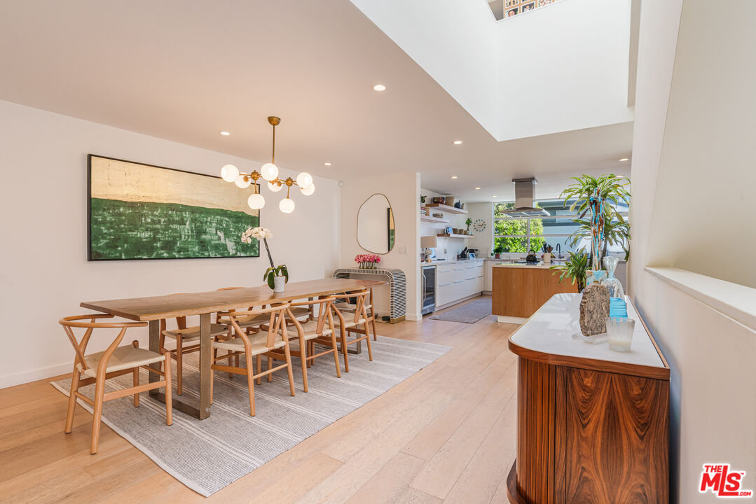 16 Voyage St