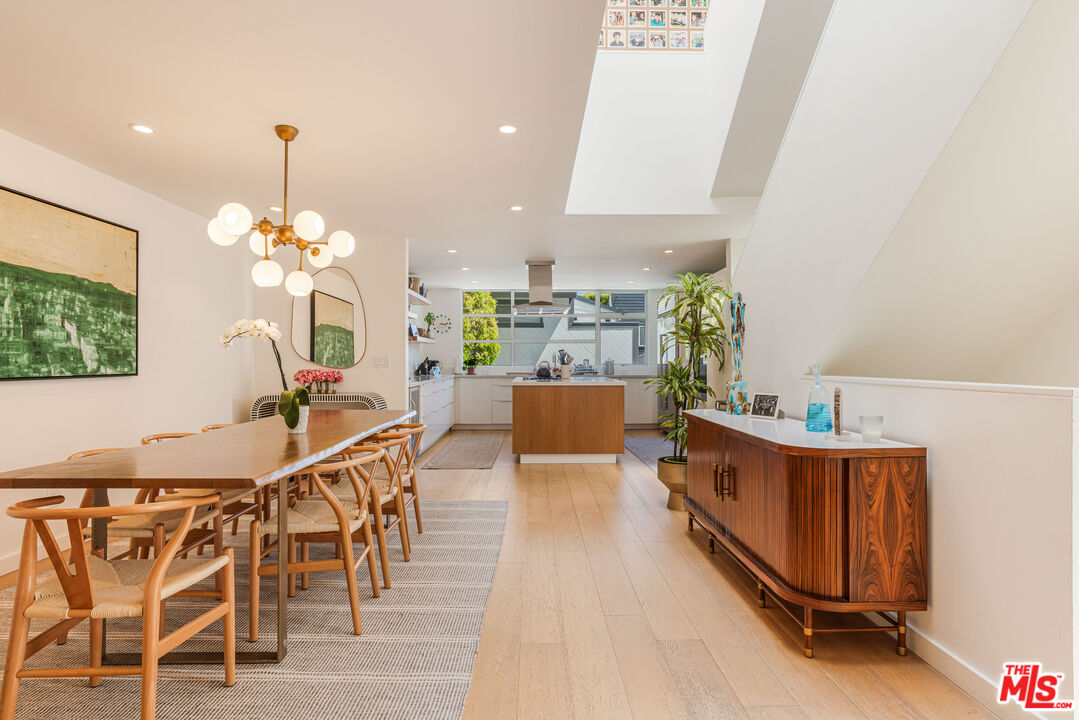 16 Voyage St