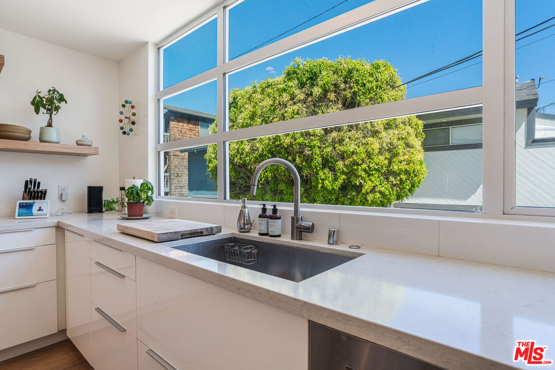 16 Voyage St