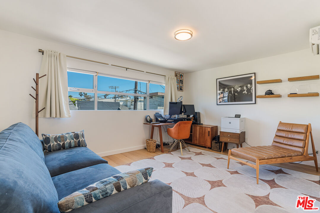 16 Voyage St