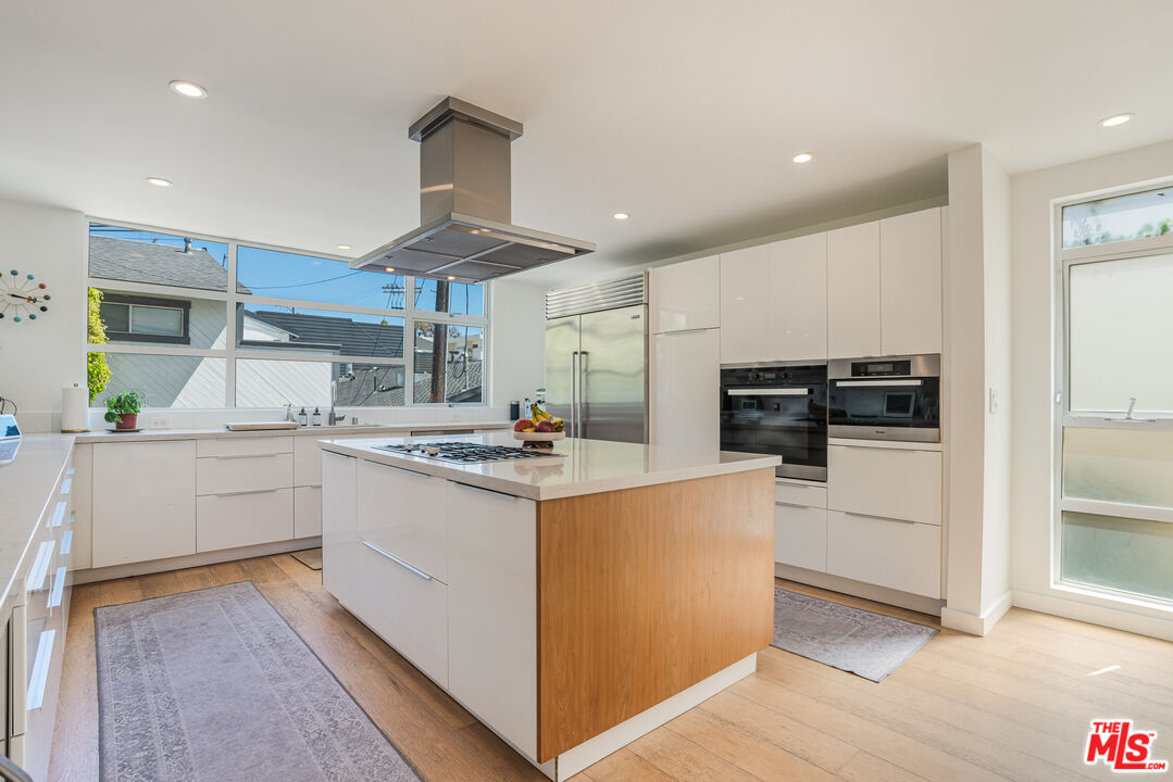 16 Voyage St