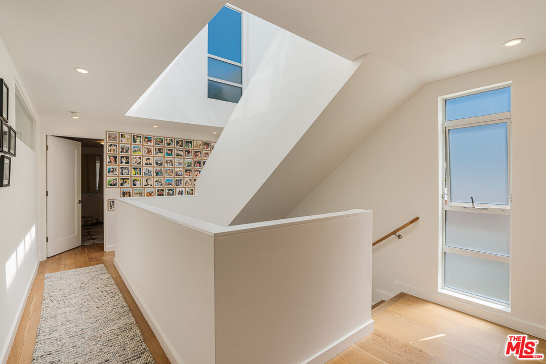 16 Voyage St