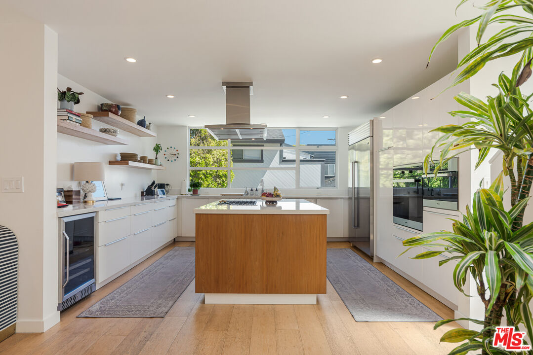 16 Voyage St