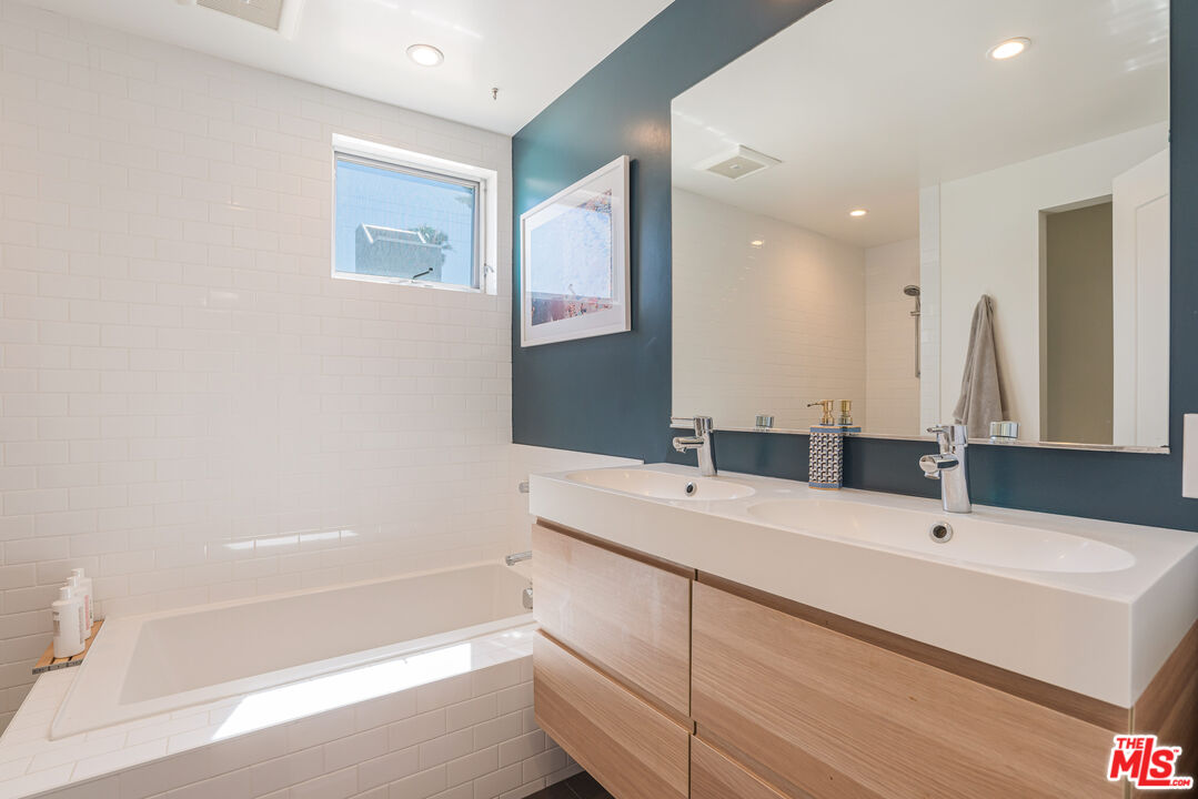 16 Voyage St