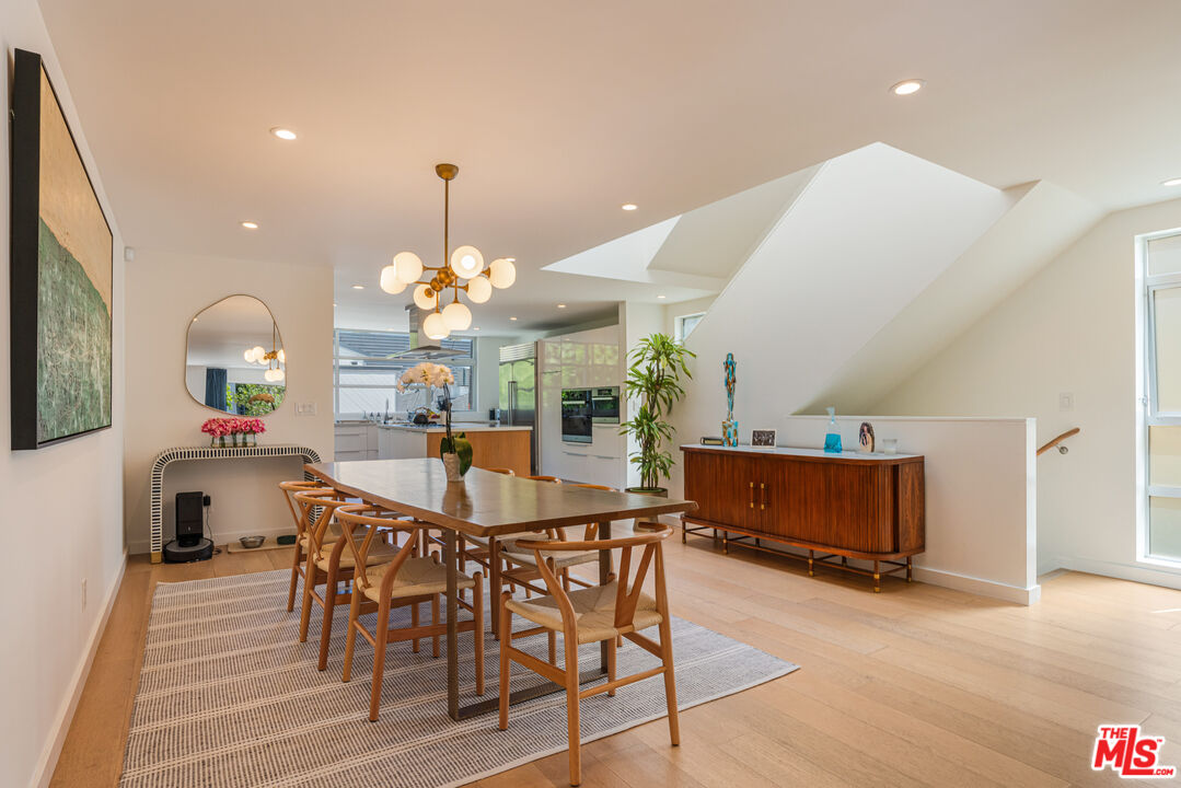 16 Voyage St