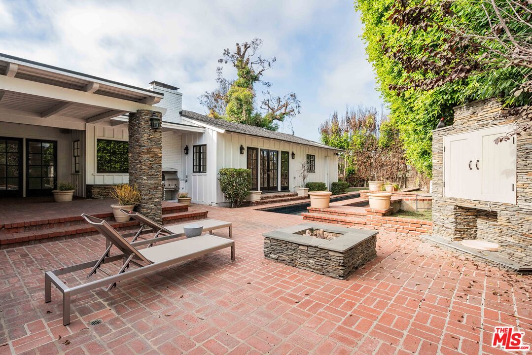 548 Alma Real Dr