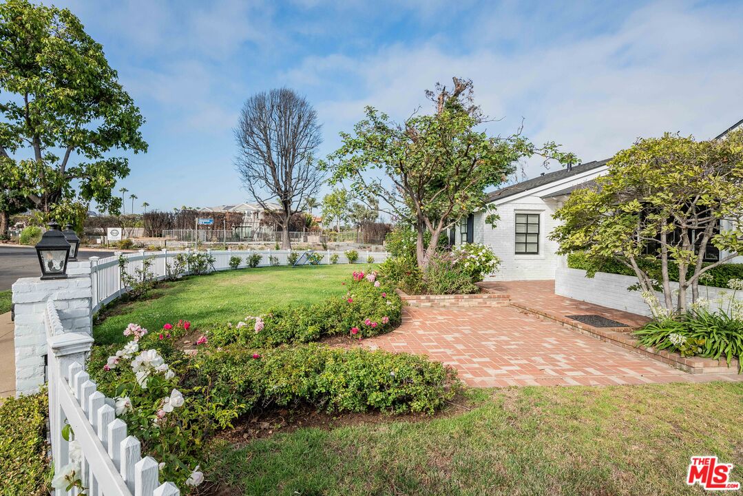 548 Alma Real Dr