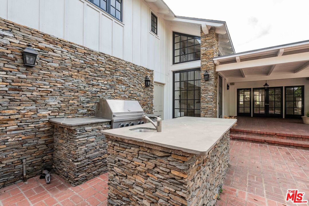 548 Alma Real Dr