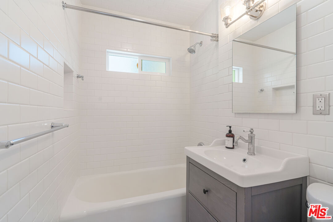 2409 28th St Unit: 1